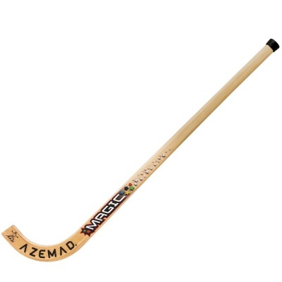 Stick de hóquei em madeira clara com textos AZEMAD e MAGIC