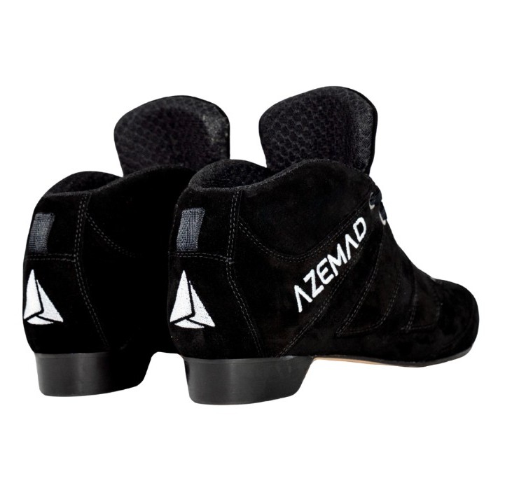 Sapatilhas pretas em camurça com texto AZEMAD e logotipo branco