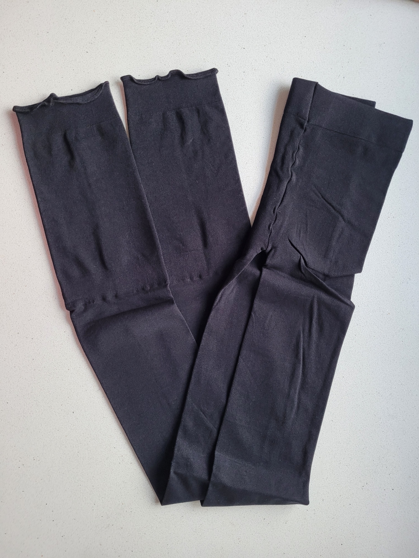 Meia-calça preta estendida sobre superfície clara