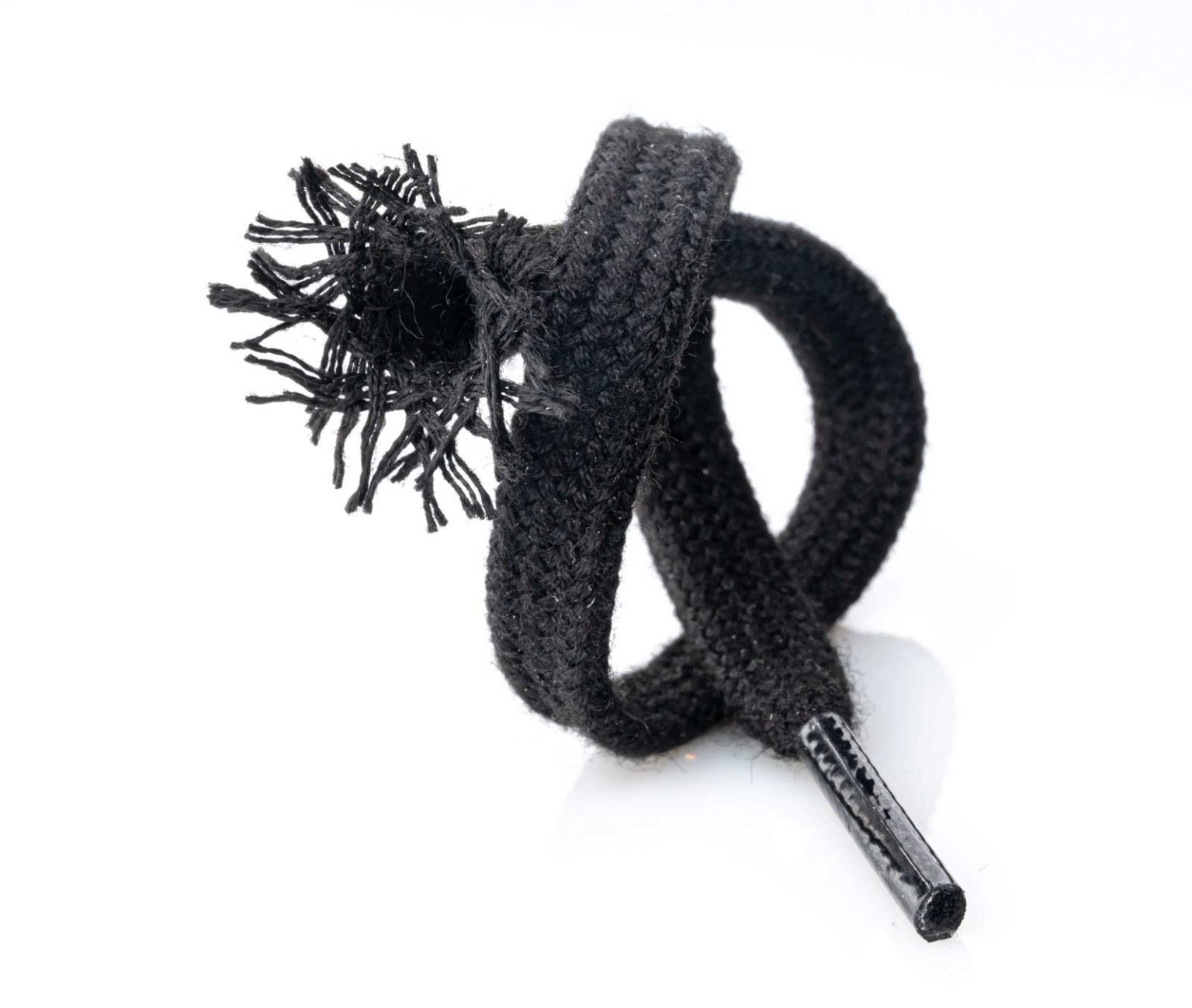 Cordão preto trançado com ponta plástica preta e franjas