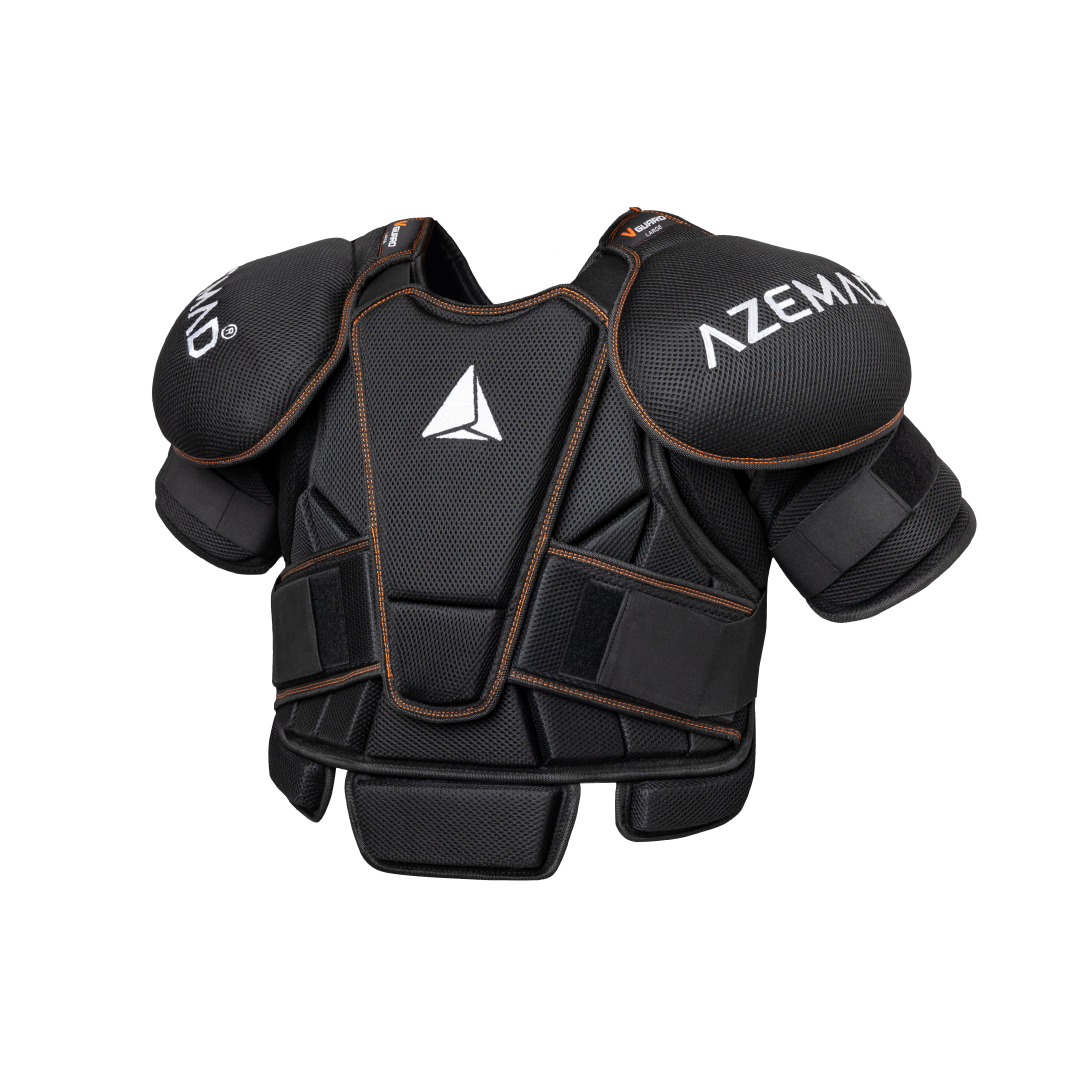 Peitoral de proteção desportiva preto com detalhes em castanho e branco e texto AZEMAD