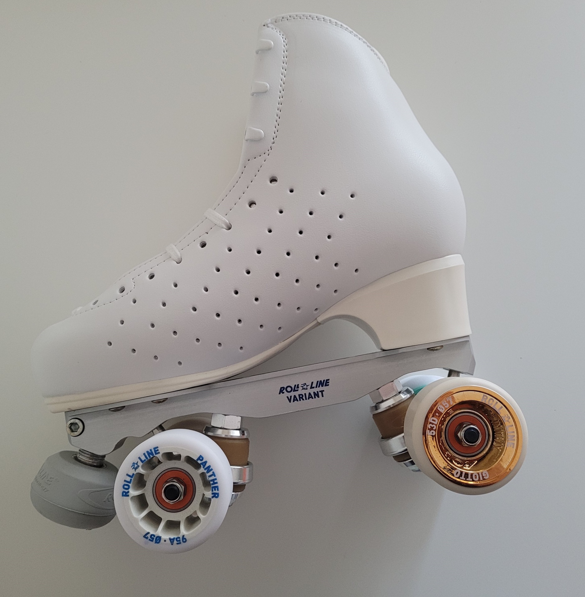 Patim de rodas clássico branco com botim alto e rodas de cor diferente