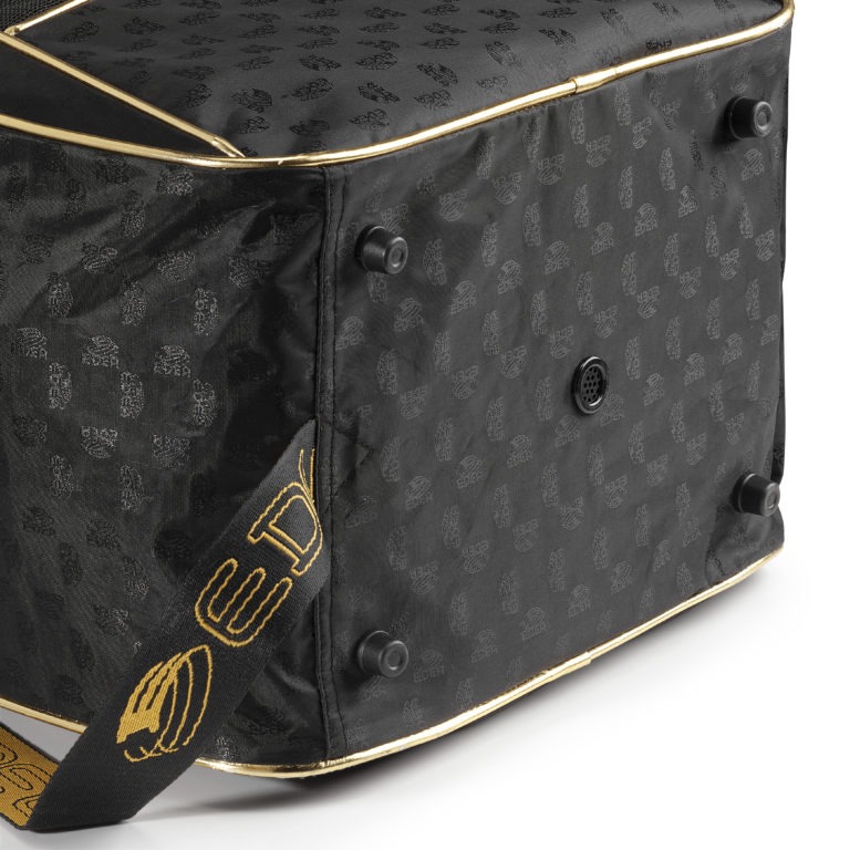 Mala preta em tecido com padrão e detalhes dourados e alça com texto EDER