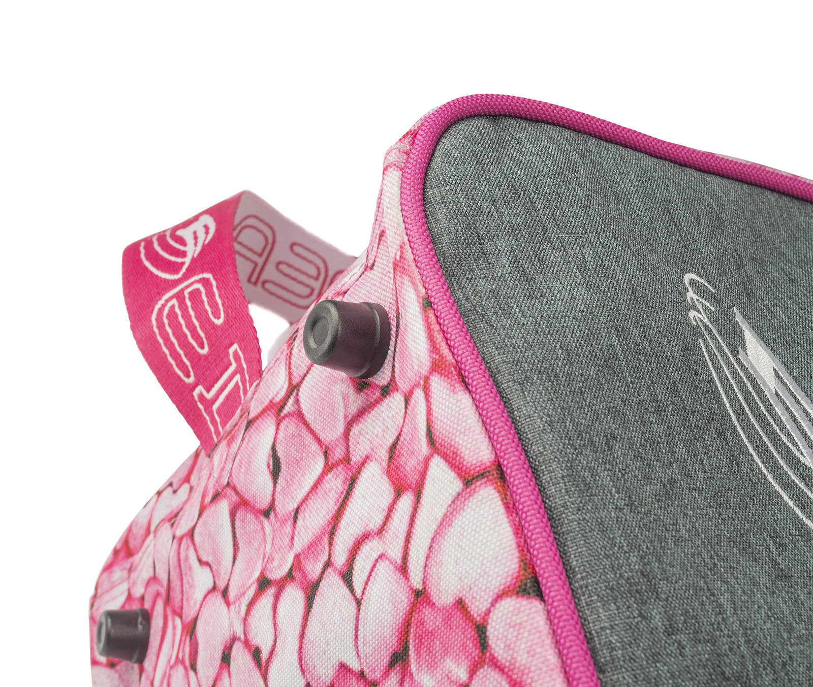 Mala rosa com padrão de pétalas e detalhes em cinza com alça cor-de-rosa