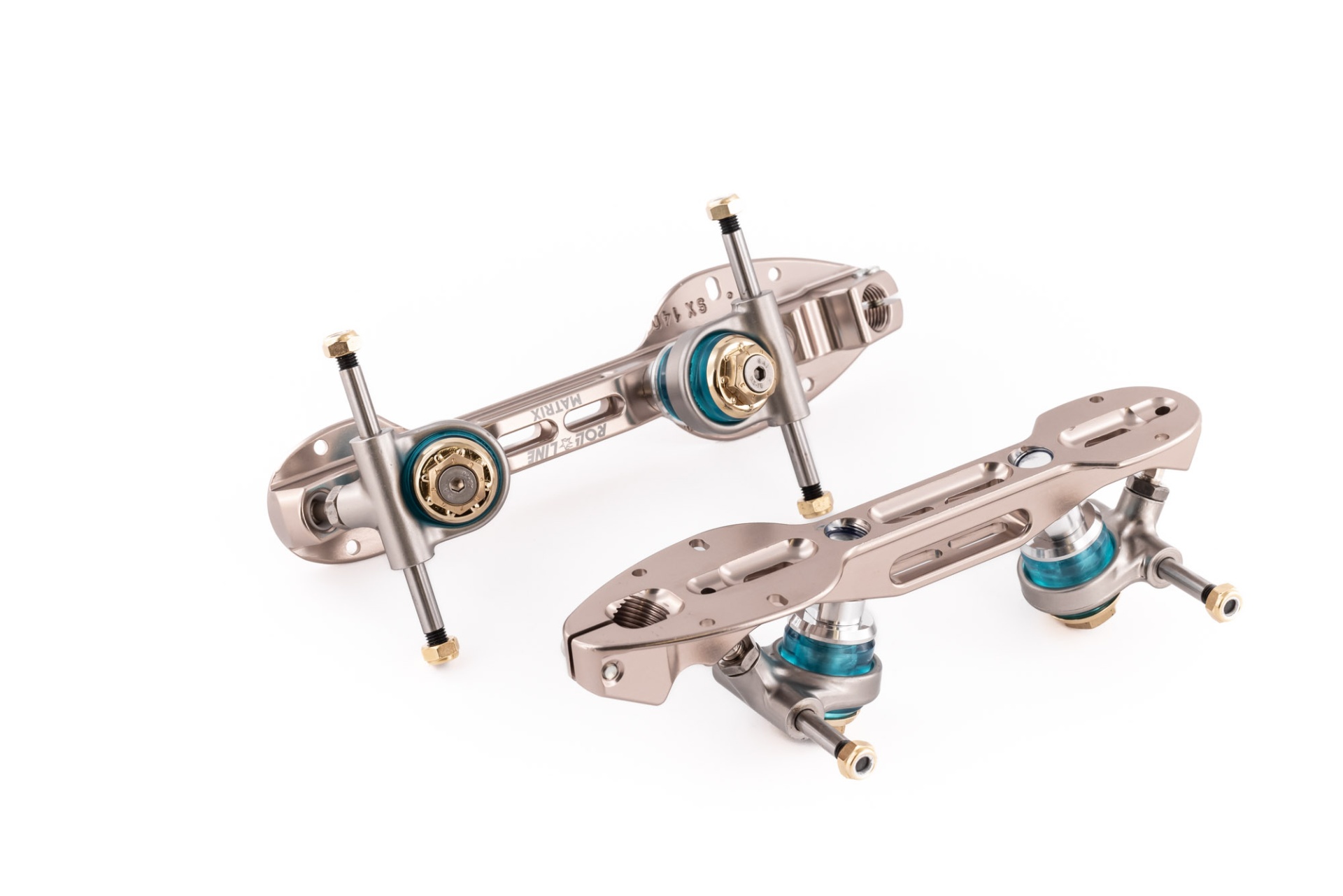 Bases metálicas para patins com rodas e parafusos dourados