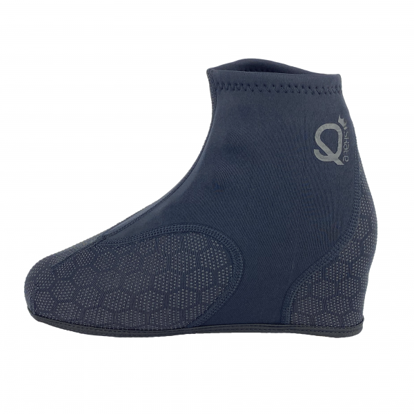Capa de sapato azul escuro com padrão hexagonal antiderrapante e logótipo Q