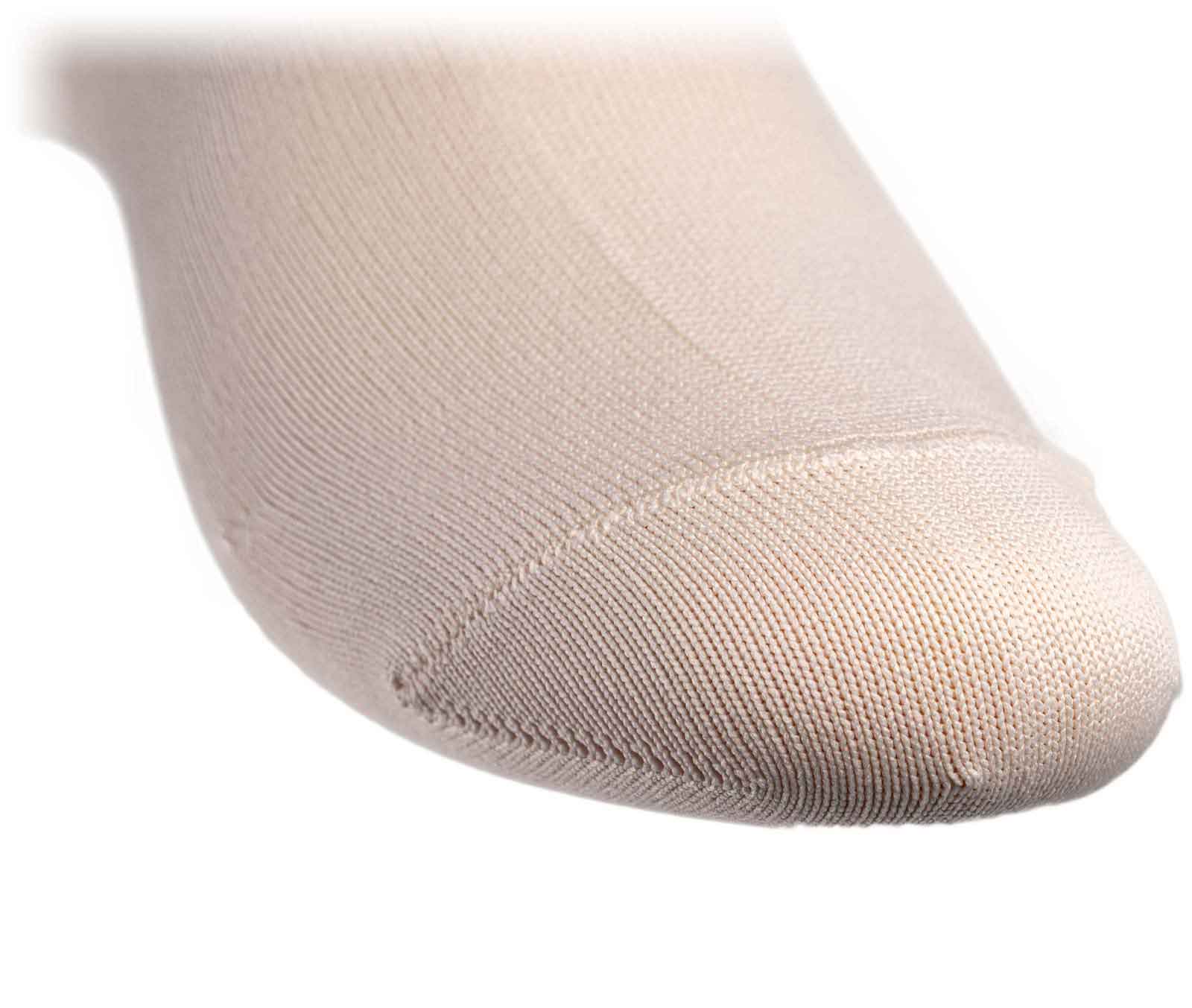 Meia bege clara com reforço na ponta em fundo branco