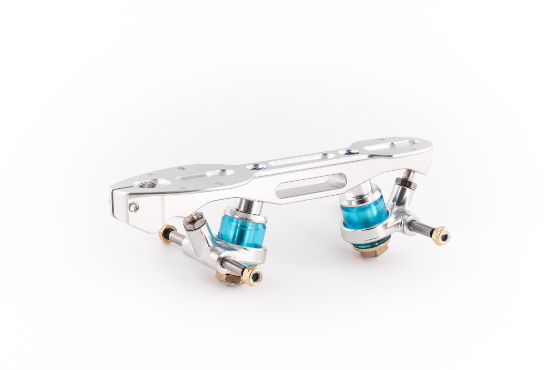Peça metálica com componentes azuis e detalhes em bronze sobre fundo branco