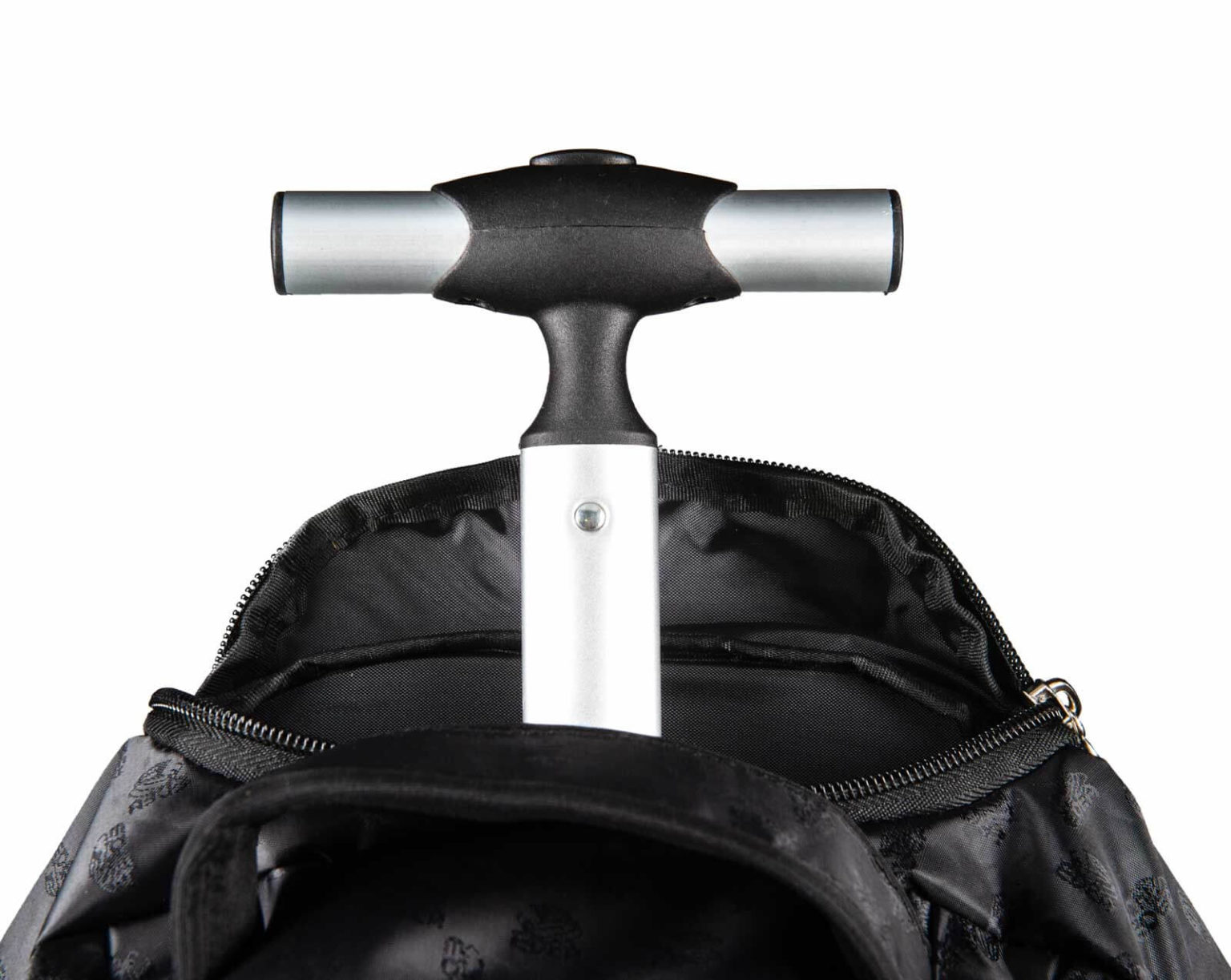 Mochila preta com pega metálica tipo carrinho