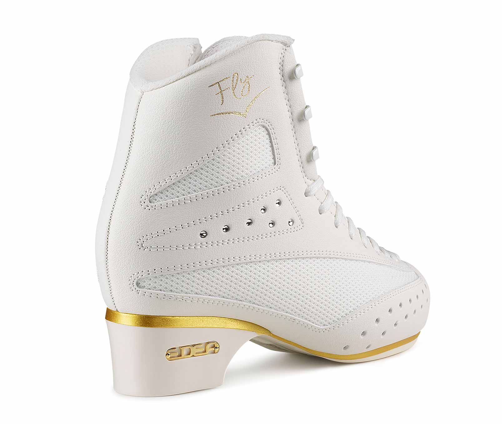 Bota de patinagem branca com detalhes dourados e textura de rede em fundo branco