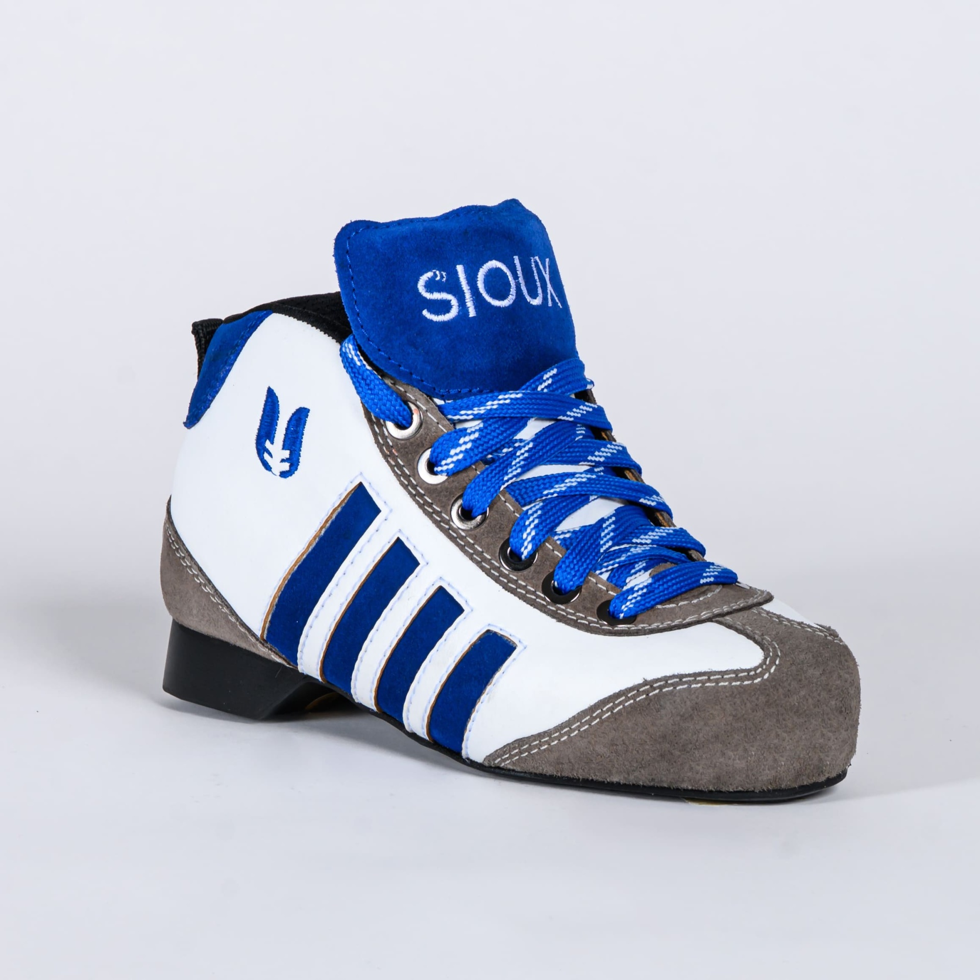 Ténis branco e azul com detalhes em cinzento e atacadores azuis.