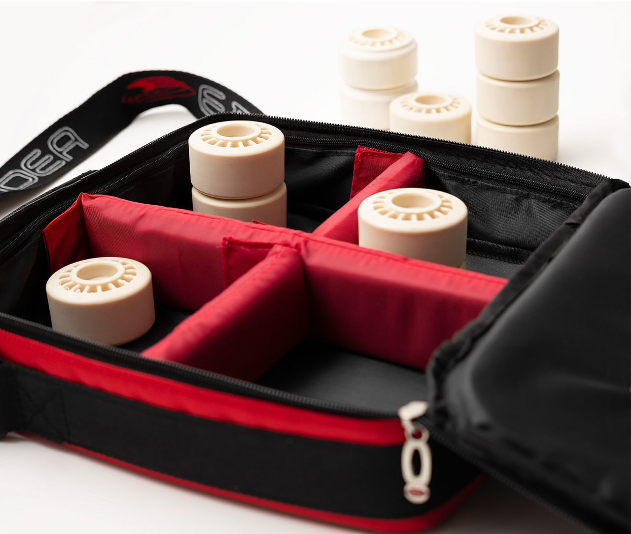 Bolsa preta e vermelha com rodas brancas para patins