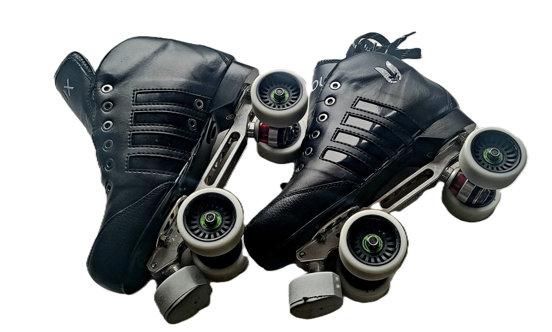 Patins de rodas clássicos pretos com rodas brancas e detalhes metalizados