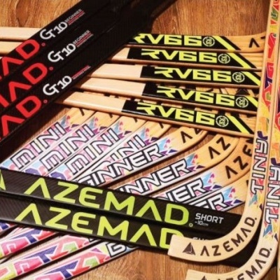 Conjunto colorido de sticks de hóquei em madeira com várias marcas e textos