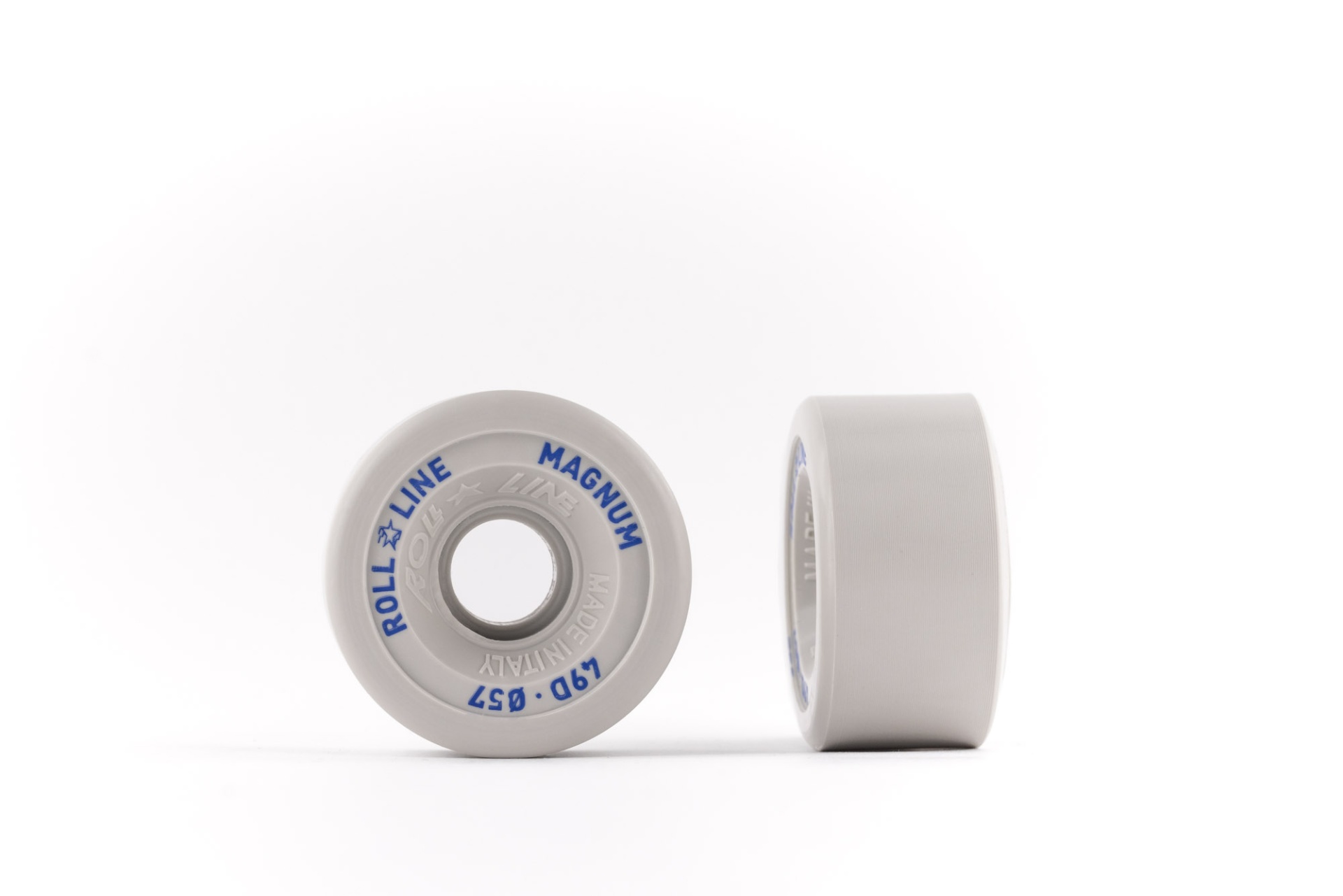 Rodas de skate brancas com texto azul, em fundo branco