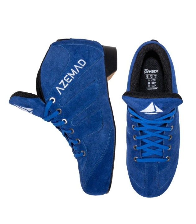 Sapatos desportivos azuis em camurça com atacadores azuis e logo de vela branca.