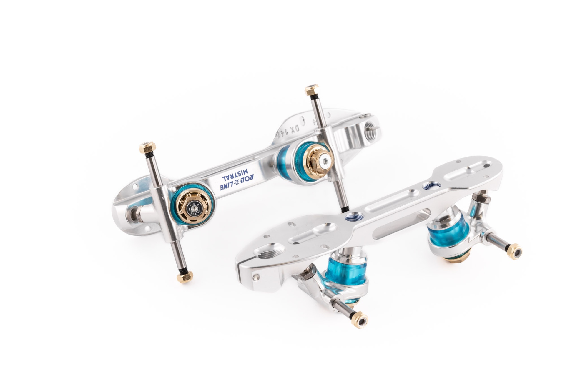 Par de bases de patins metálicas prateadas com molas azuis em fundo branco