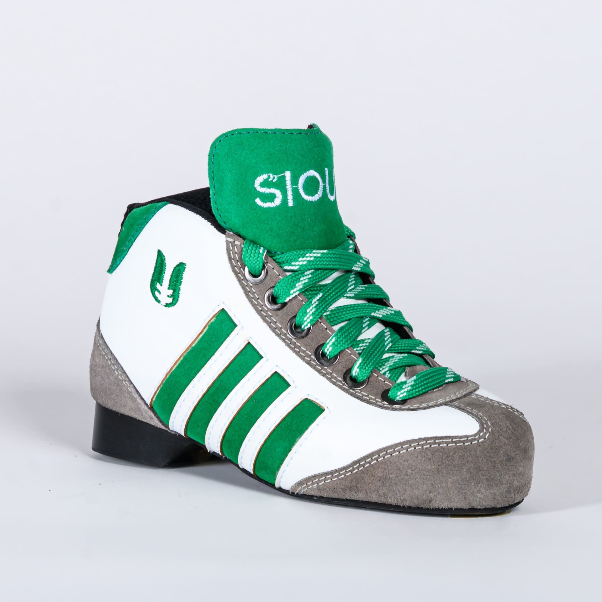 Bota de dança com pele branca, camurça cinza, detalhes verdes e atacadores verdes.