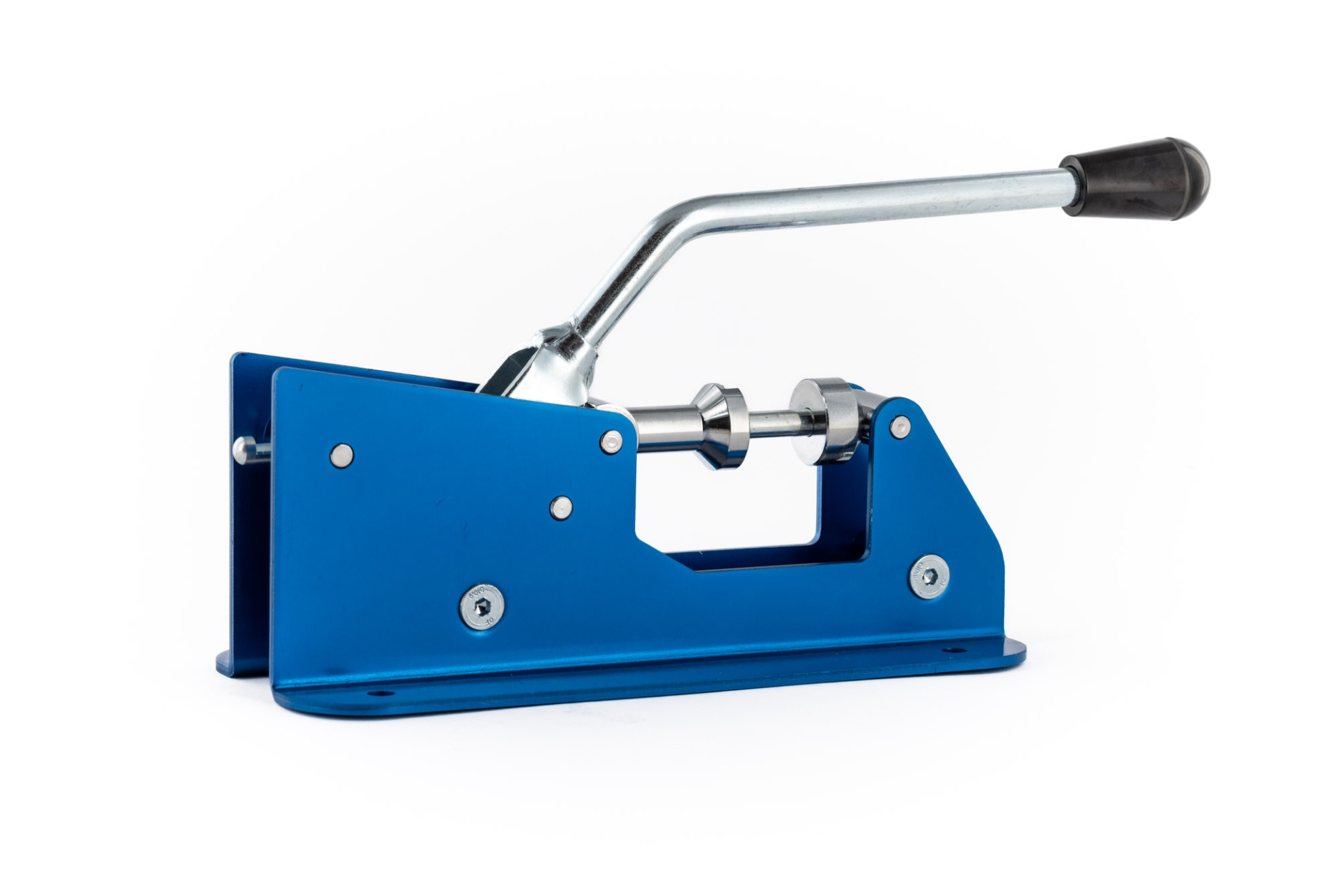 Prensa manual azul com alavanca cromada e punho preto sobre fundo branco