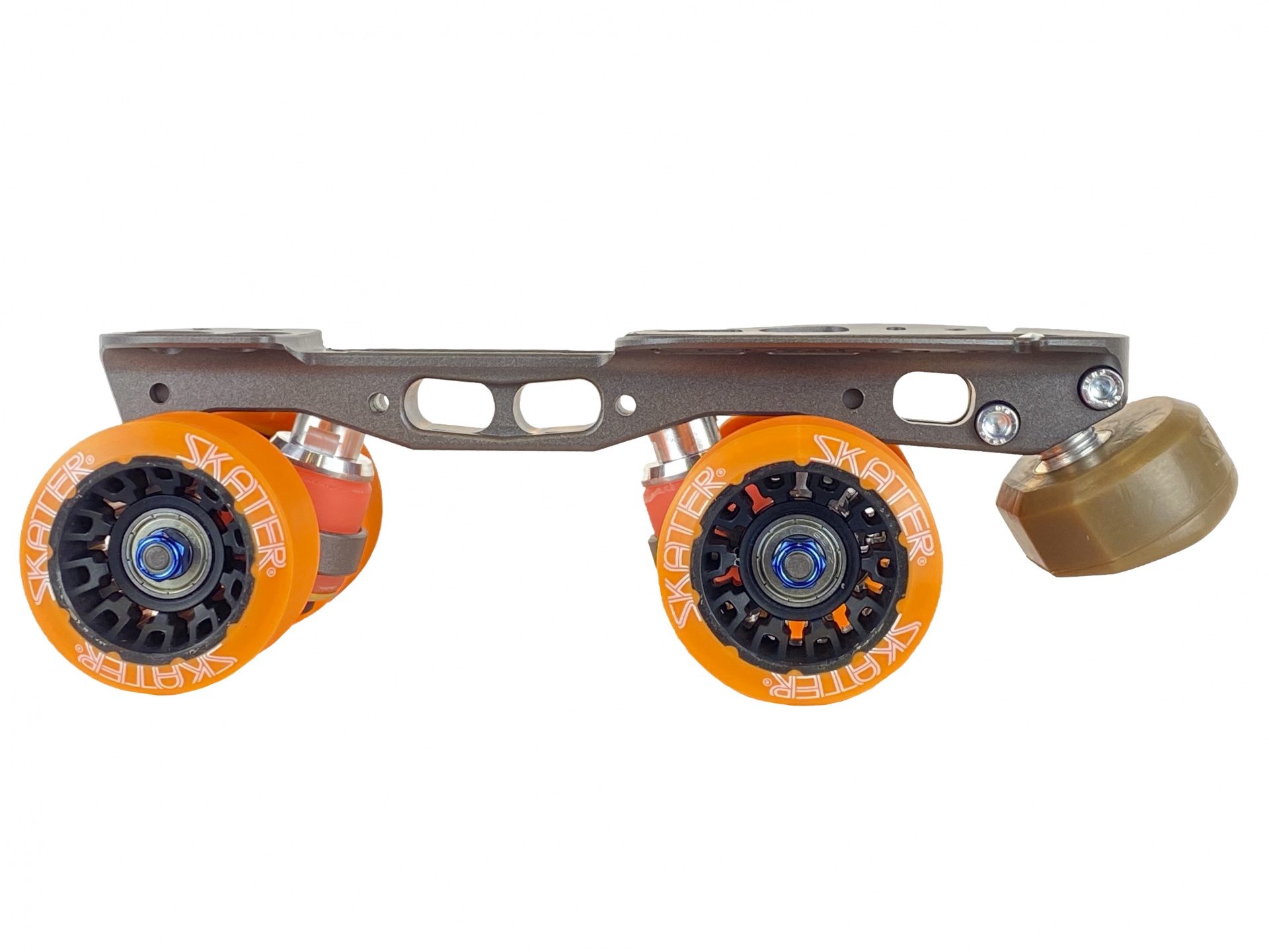 Estrutura para patins com rodas laranja e uma roda castanha