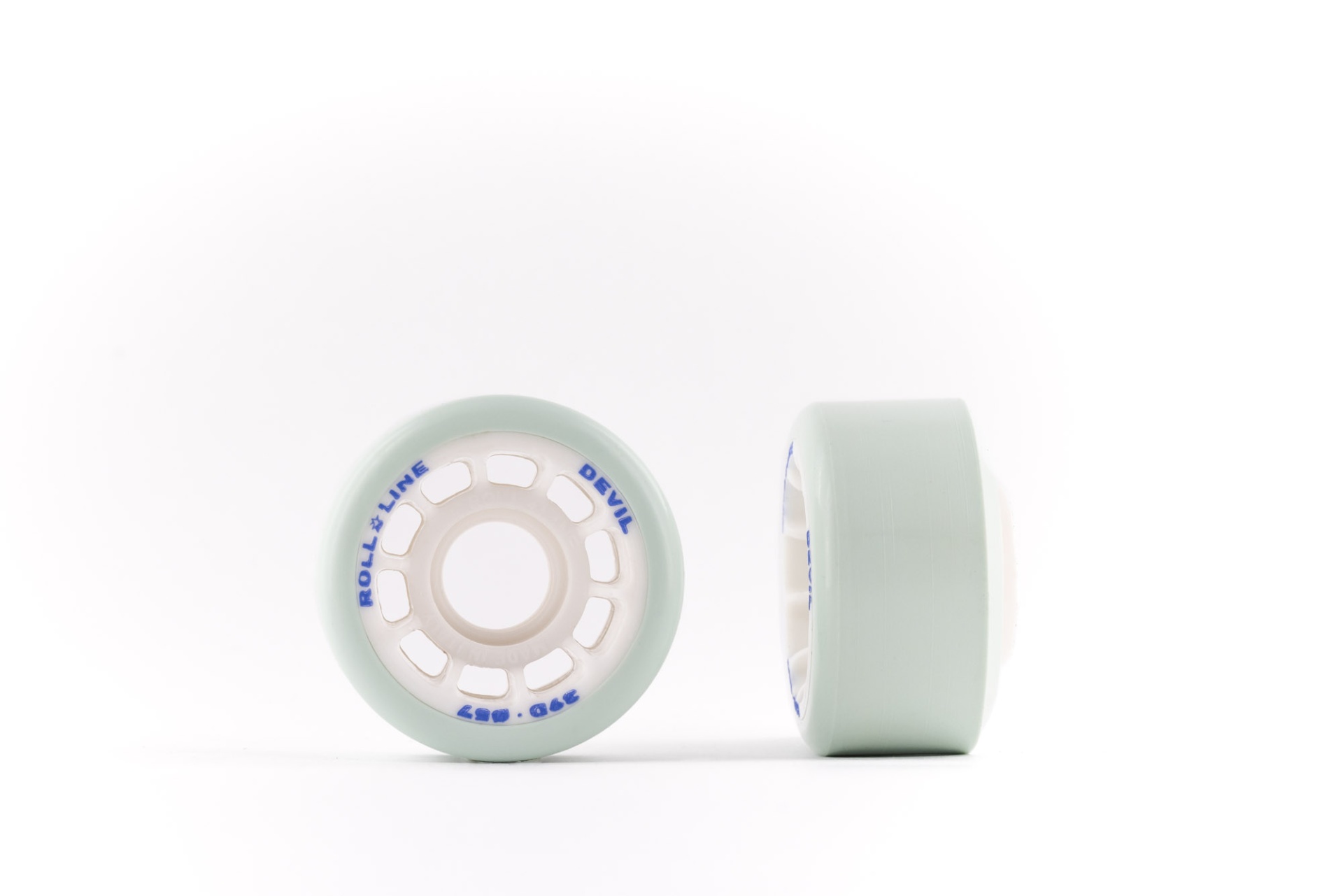 Rodas brancas para skate ou patins, uma de frente e outra de lado