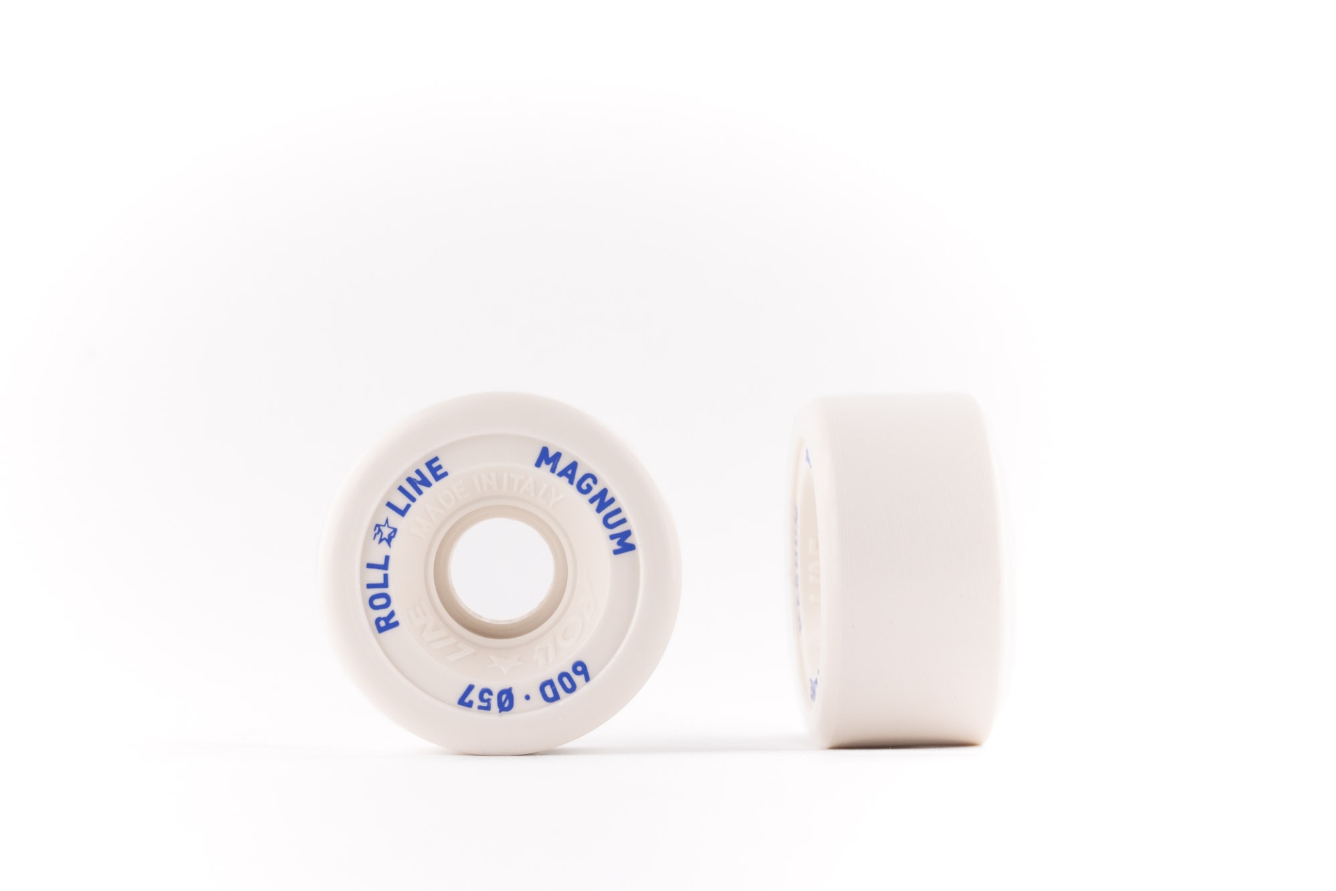 Rodas de skate brancas com texto azul num fundo branco