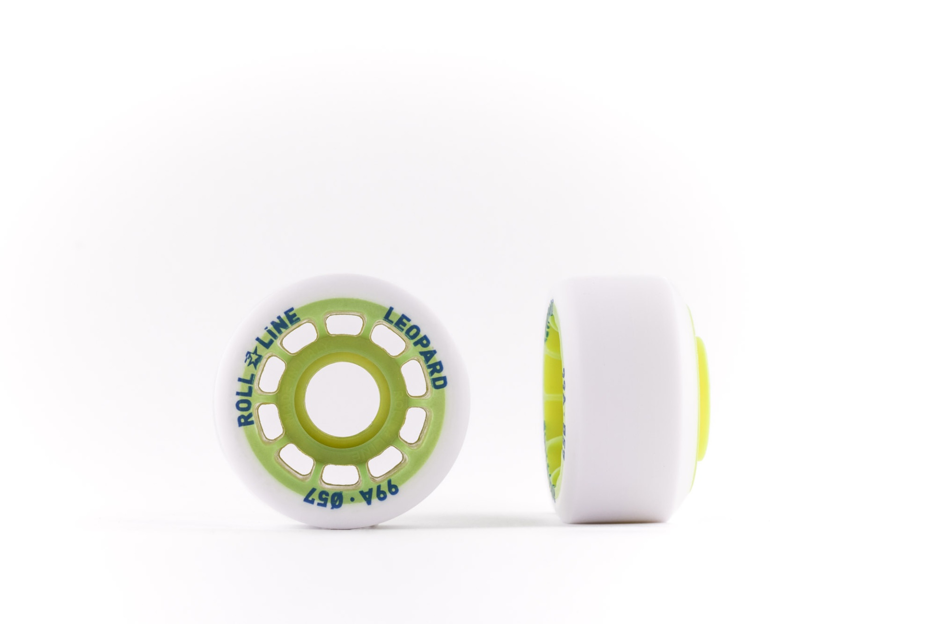Duas rodas de patins brancas com centro verde e texto ROLL LINE LEOPARD 99A 65T