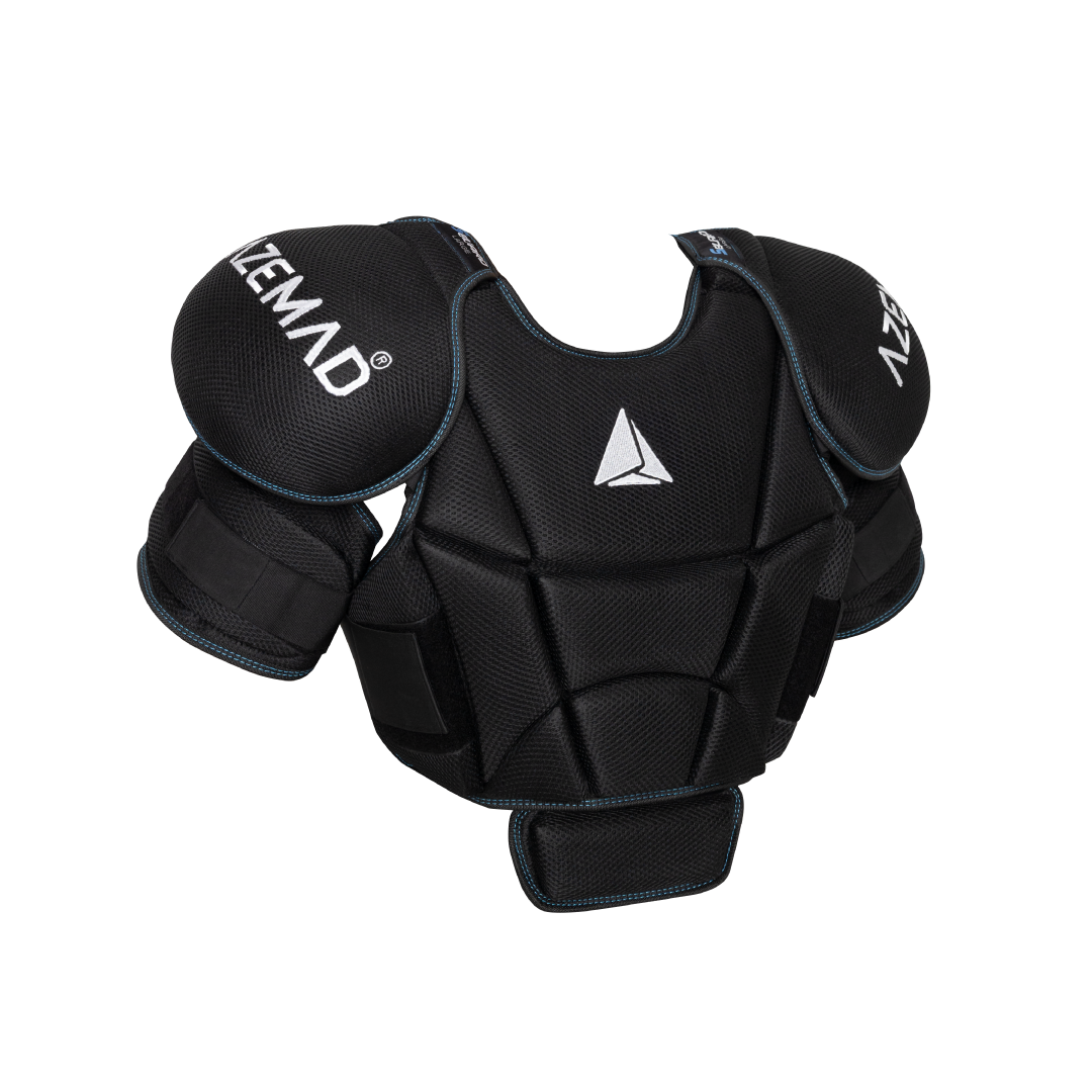 Protector peitoral preto acolchoado com proteção para ombros e texto AZEMAD