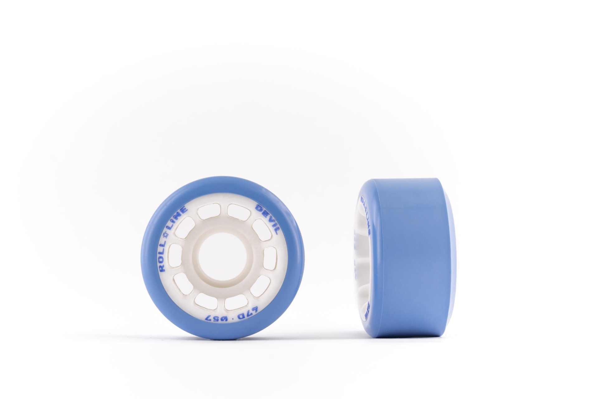 Rodas de skate azuis com núcleo branco e texto visível sobre fundo branco