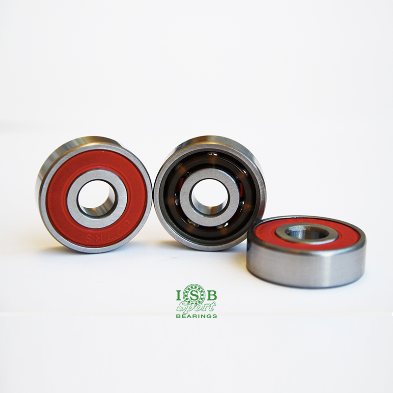 Três rolamentos de esferas metálicos, dois com selo vermelho e um aberto, sobre fundo branco com logótipo ISB Bearings