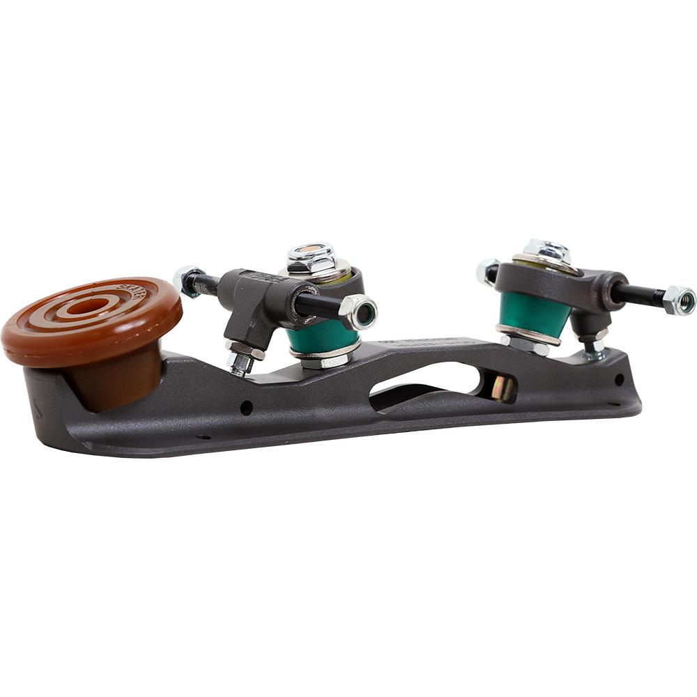 Truck de skate cinza escuro com rodas castanhas e detalhes verdes