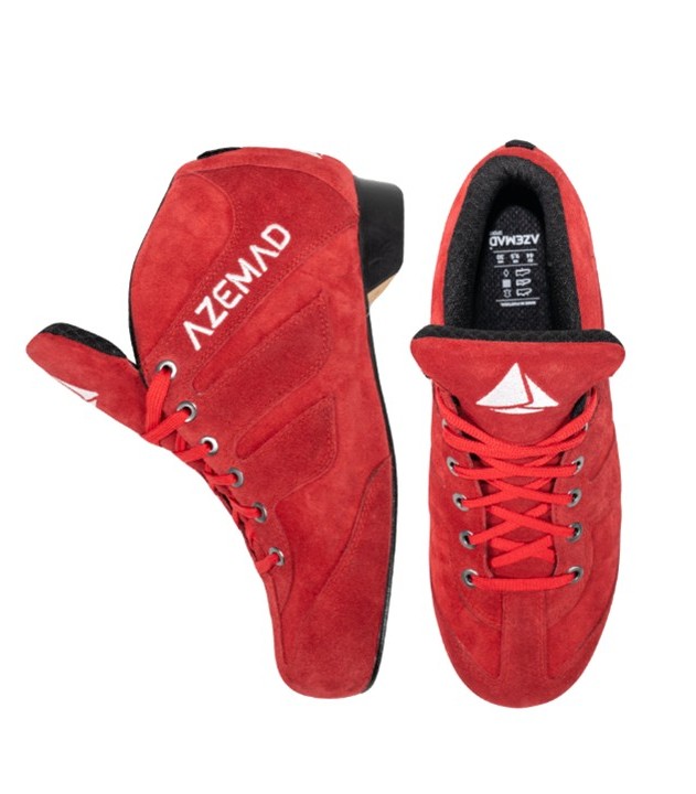 Sapatilhas vermelhas de camurça com atacadores e marca AZEMAD em branco