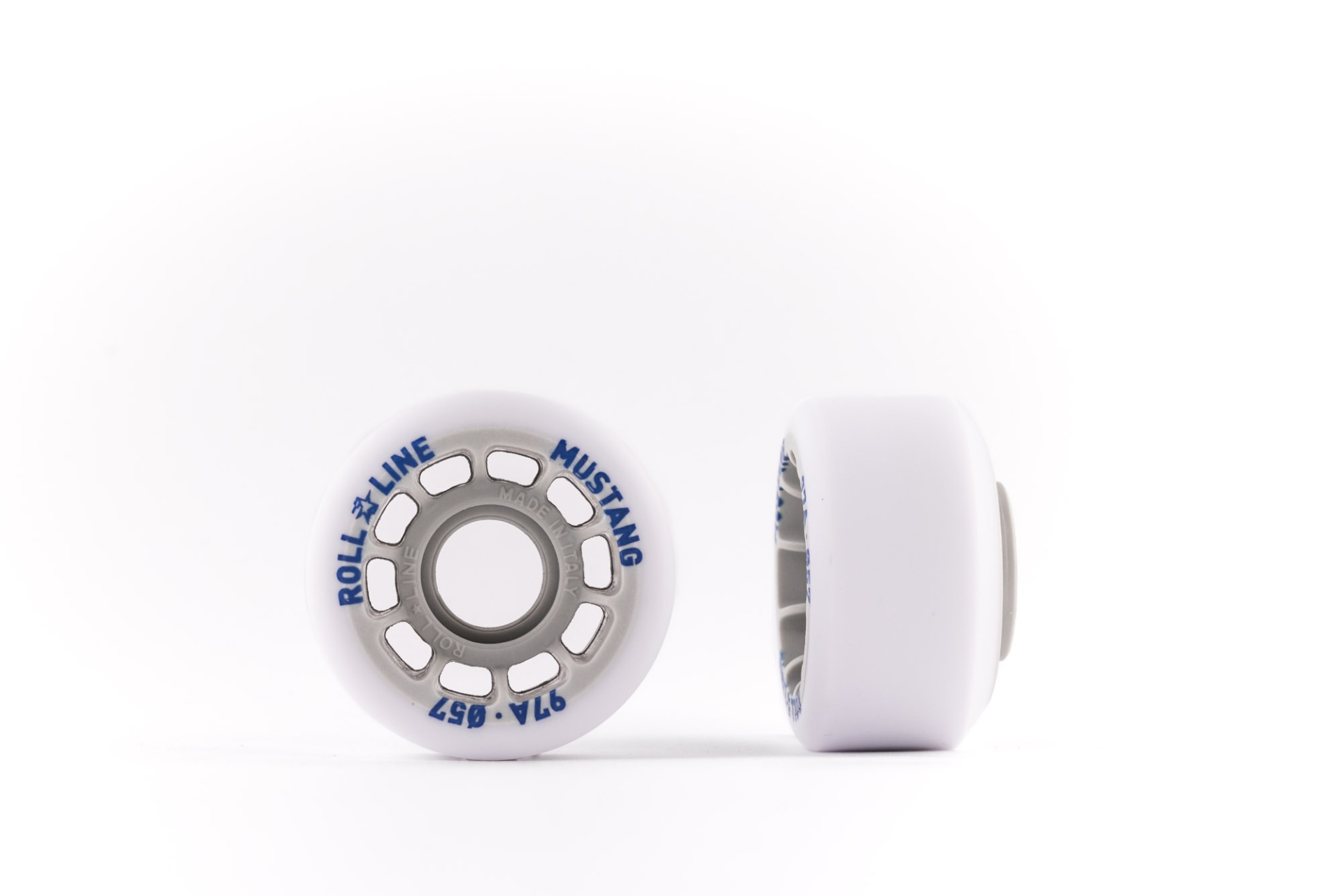 Rodas de patins brancas com texto azul e núcleo cinzento