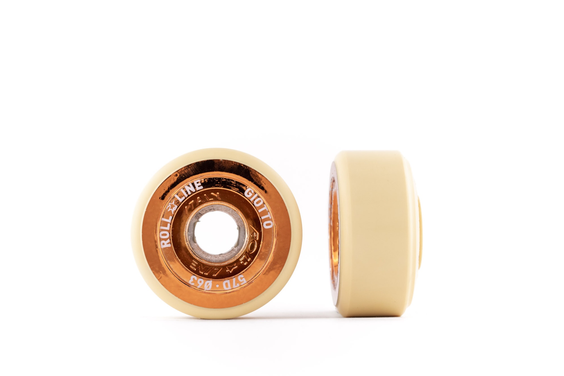 Rolos de skate bege com núcleo metálico dourado e texto branco