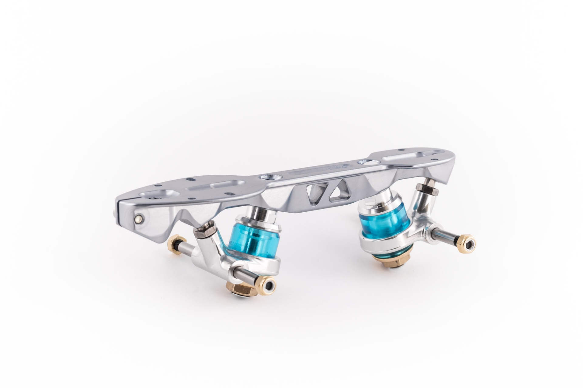 Suporte metálico prateado com válvulas azuis sobre fundo branco