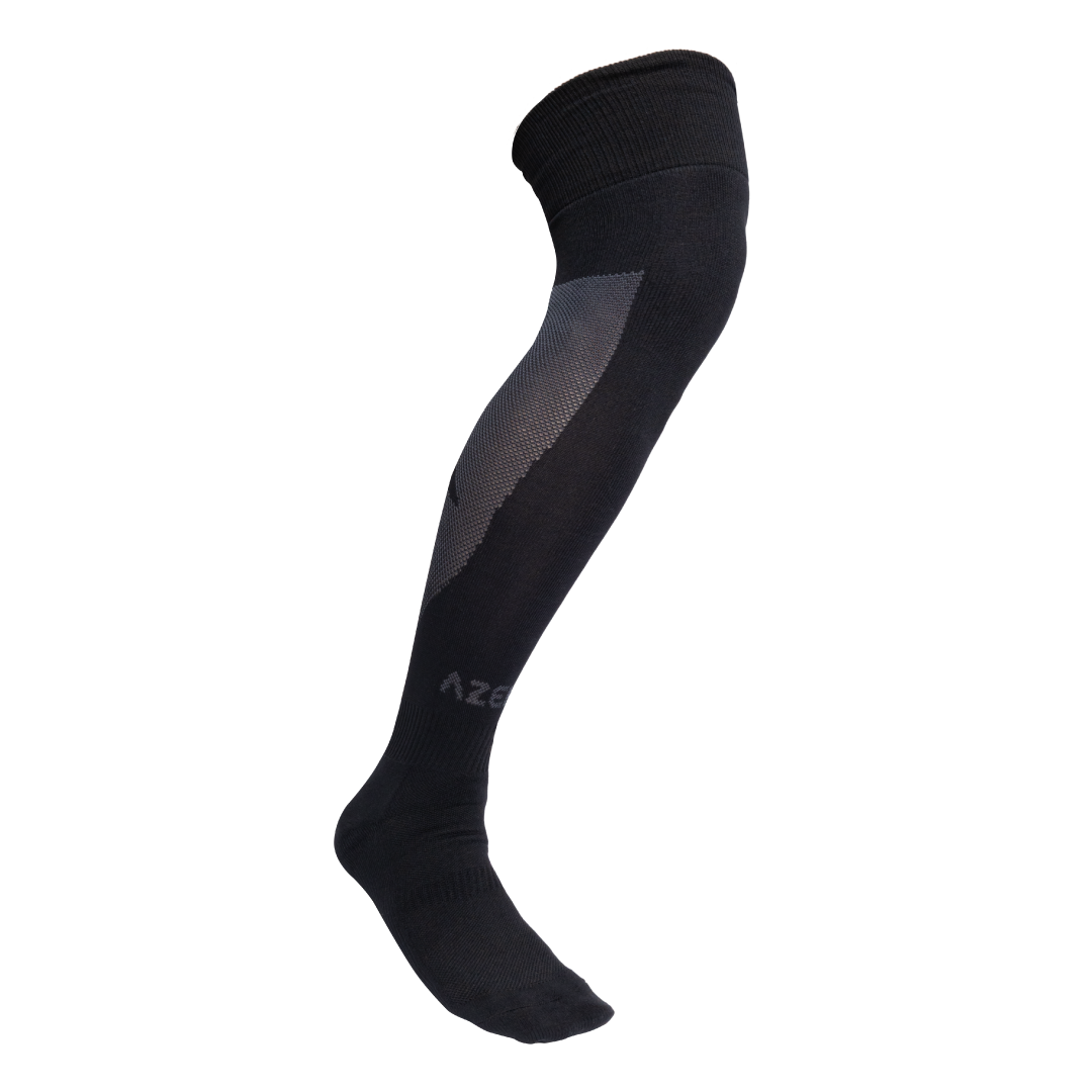 Meia comprida preta com detalhes cinza e palavra AZO