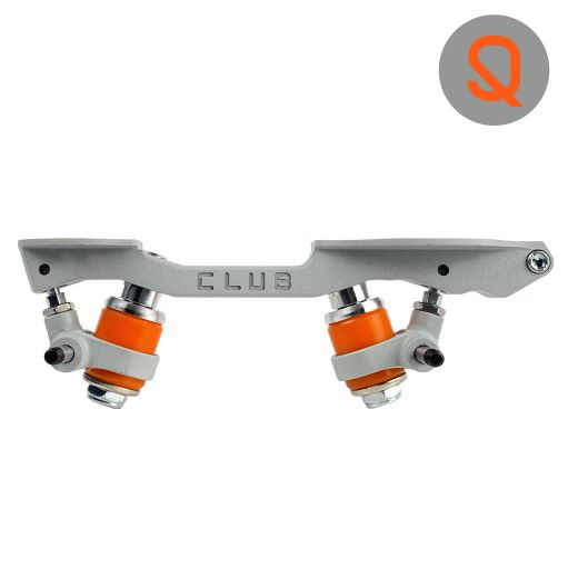 Suporte cinzento para patins com rodas laranja e cinza