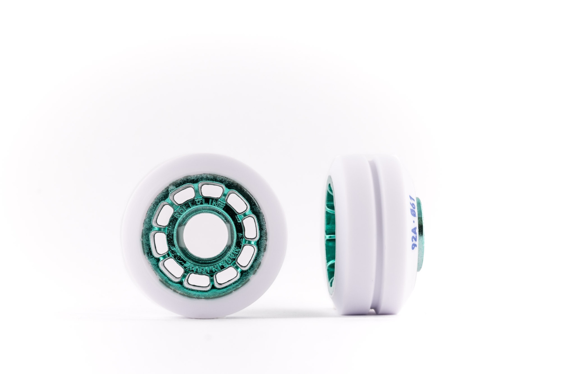 Rodas brancas para skate com rolamentos verdes e texto azul e verde