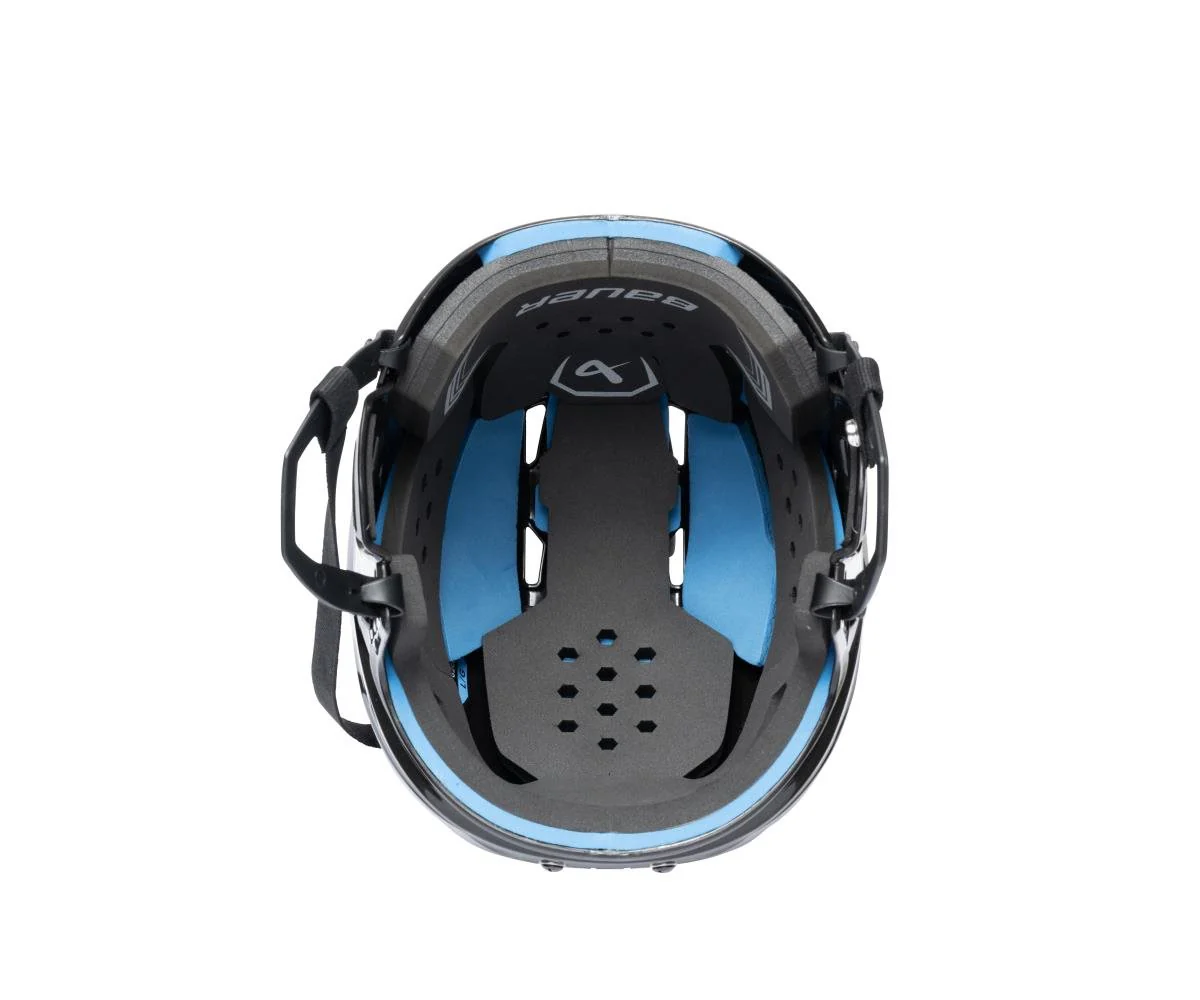 Capacete desportivo azul e preto com interior acolchoado