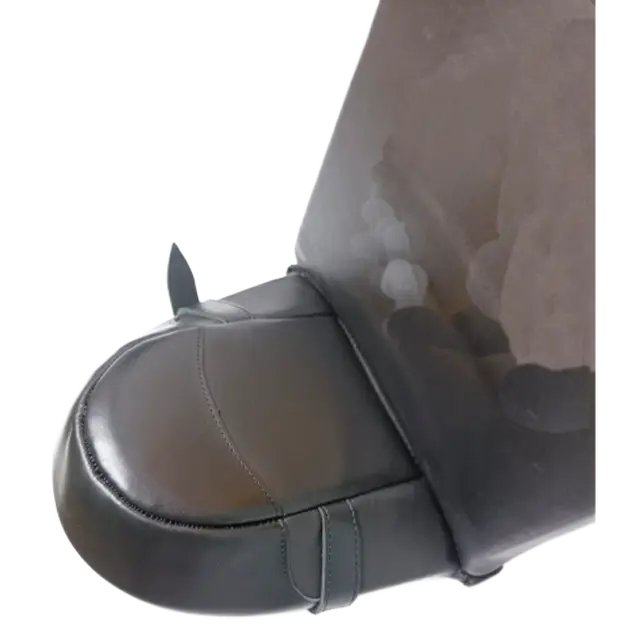 Luva de tiro preta em couro com textura lisa e costuras visíveis