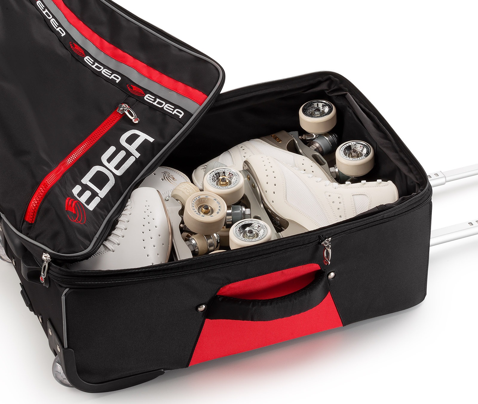 Mala para patins preta e vermelha EDEA com patins brancos dentro.