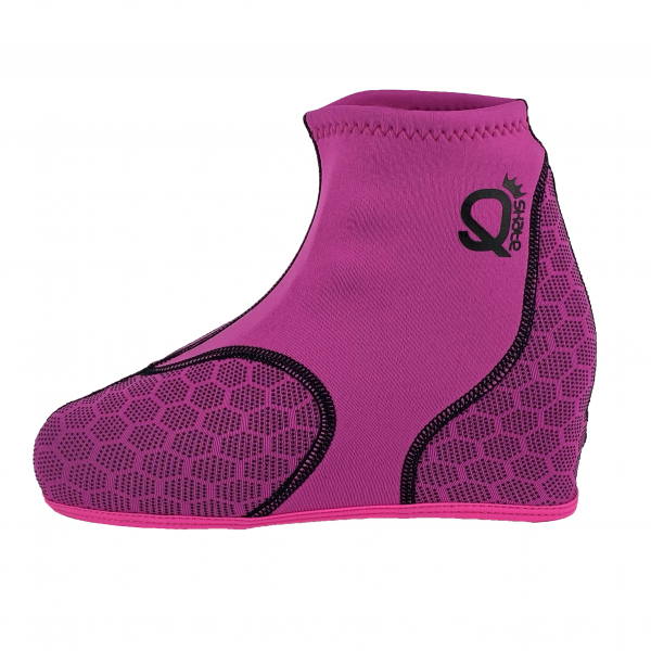 Capa para sapatos rosa com padrão hexagonal preto e logótipo Q DESIGN