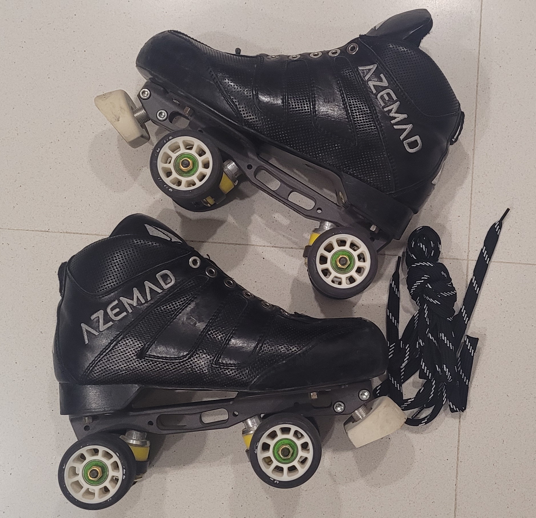 Par de patins de rodas quadrado negros da marca AZEMAD com cadarços separados
