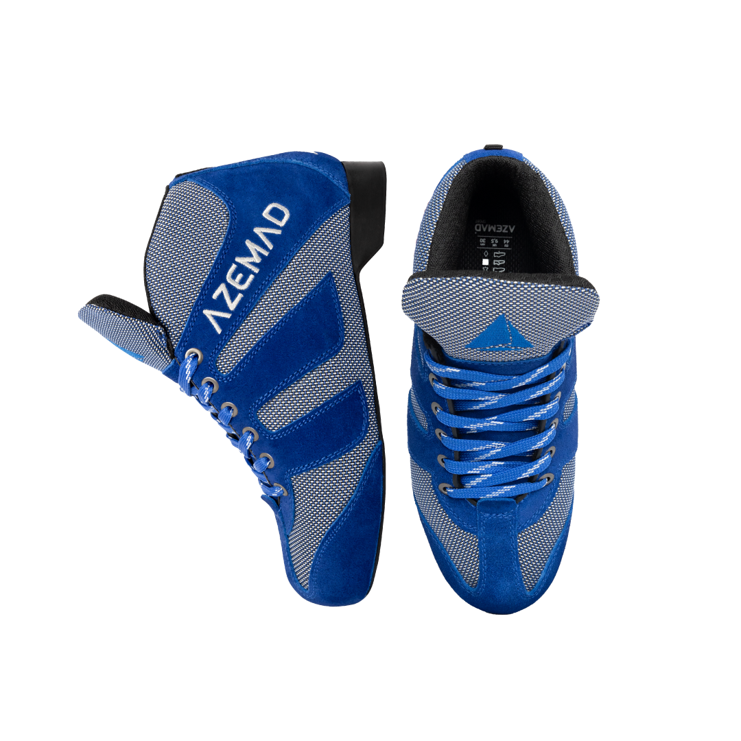 Par de sapatilhas desportivas azuis e cinza com atacadores azuis e sola preta