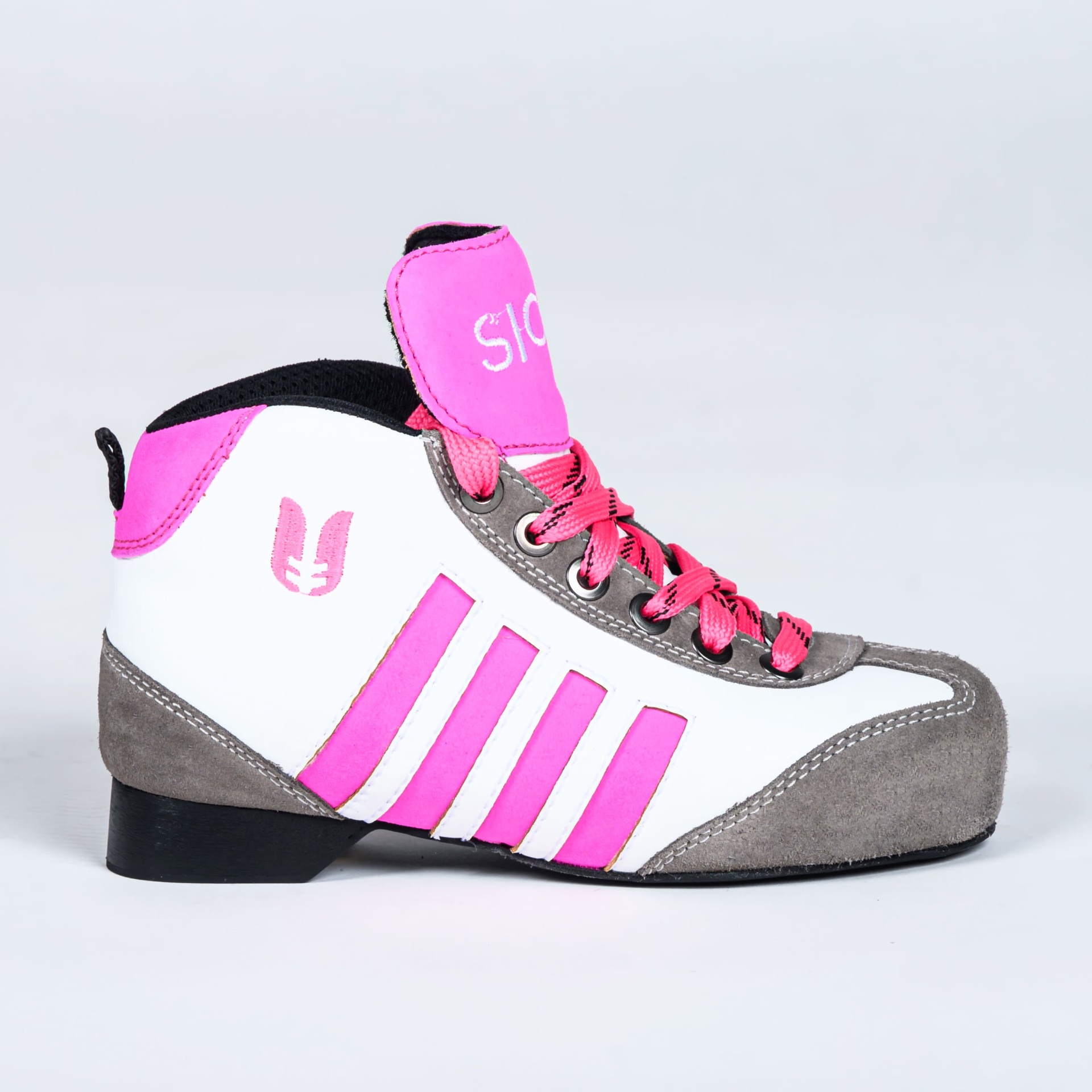Bota desportiva branca, rosa e cinza com sola preta
