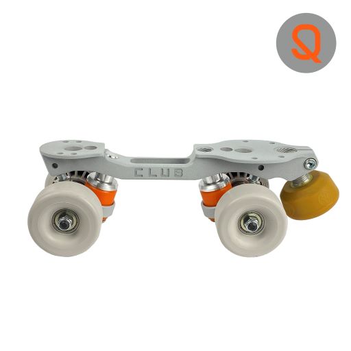 Suporte para patins de quatro rodas cinzento com rodas brancas e roda de travão amarela