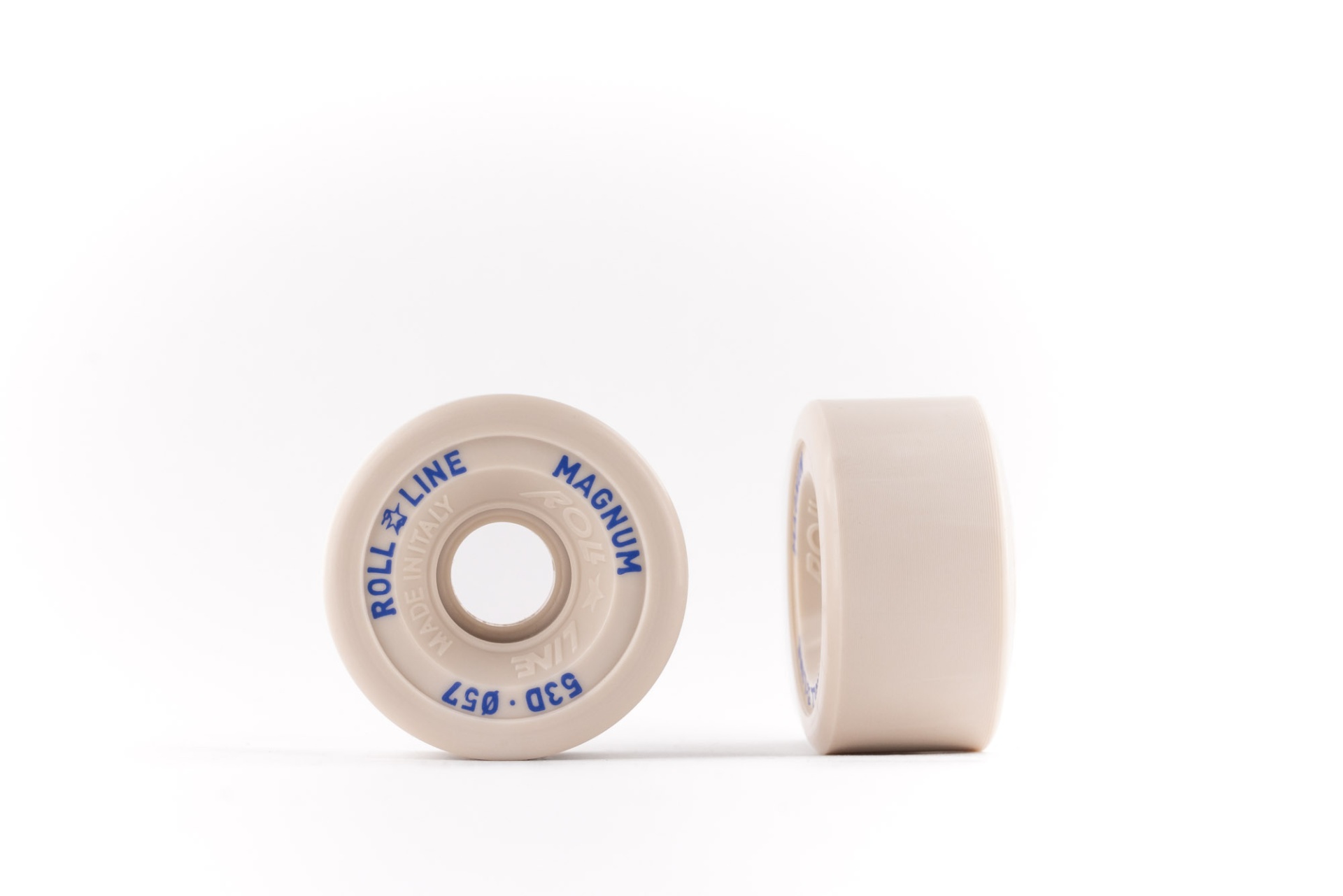 Rodas de skate brancas com texto azul