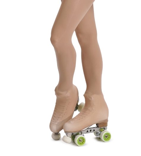 Patins clássicos rosa claro com rodinhas verdes e brancas em pernas com meia cor da pele