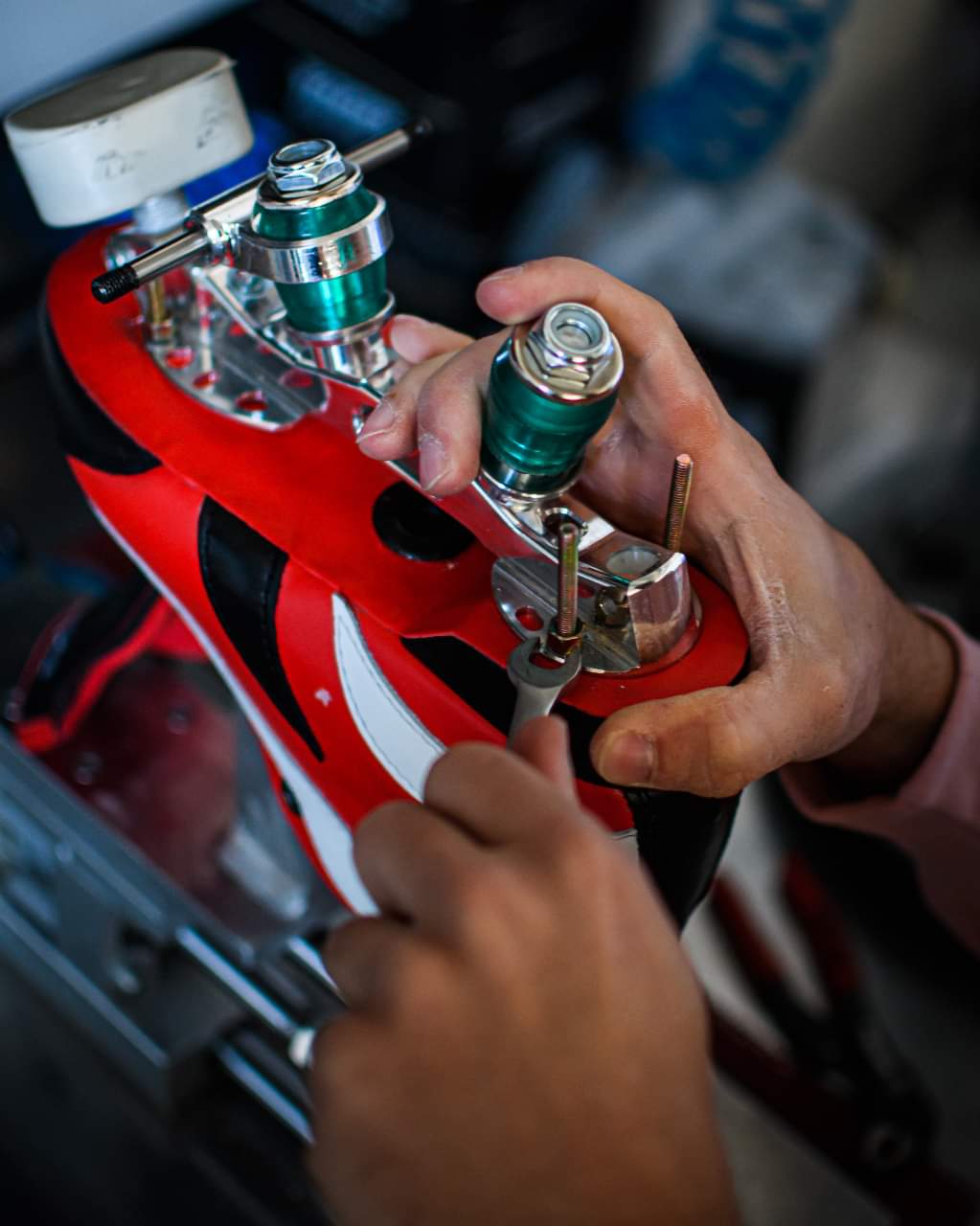 Sapato de patins vermelho com rodas e ferramentas em oficina