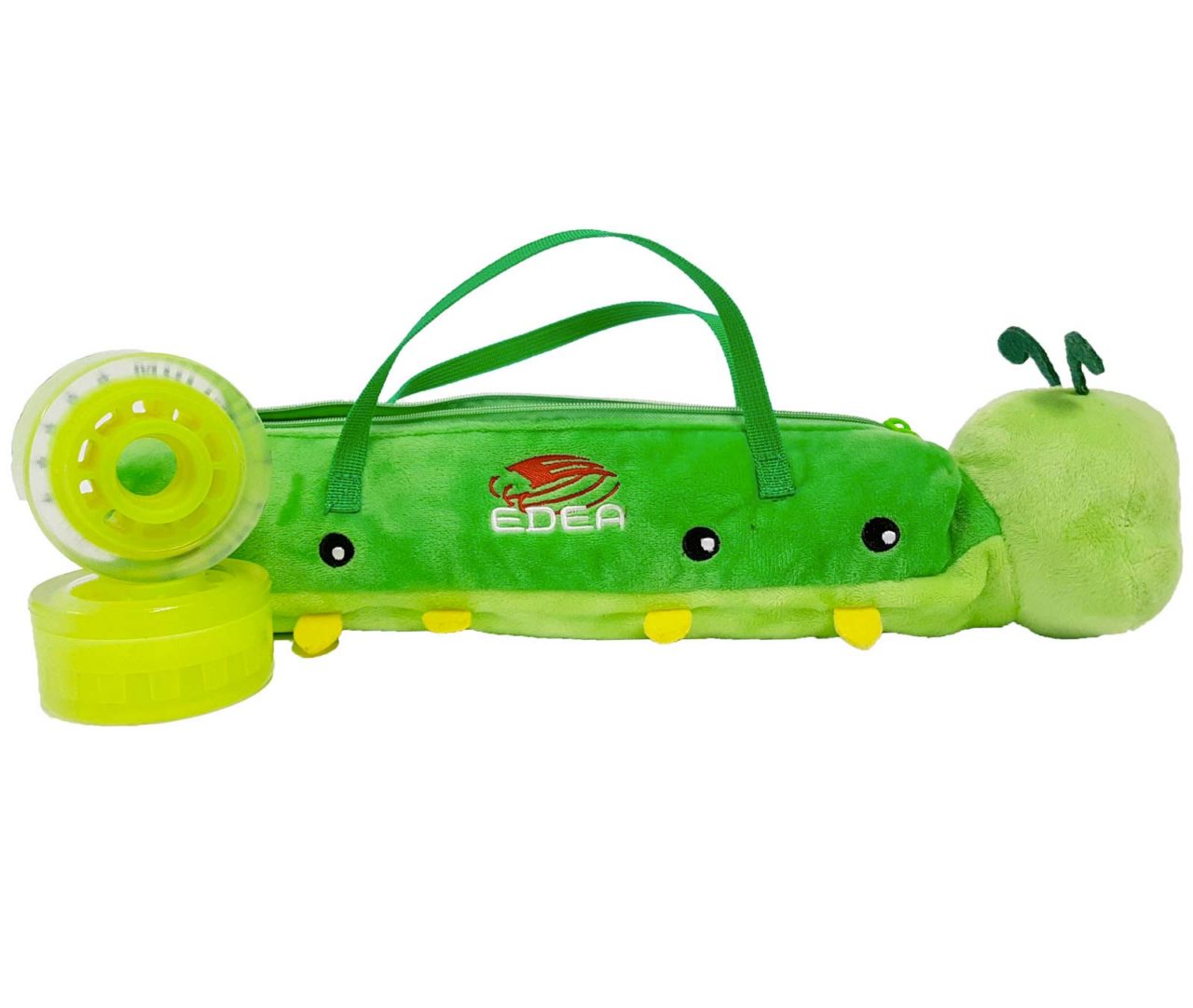 Estojo em forma de lagarta verde com olhos e antenas, com texto EDEA e dois objetos redondos amarelos.